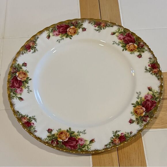 Royal Albert 1962 Country Roses 5 Piece Set Bone China Dinnerware Set - Picture 6 of 7